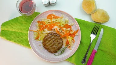 Hamburger alle erbe con finocchi, mandorle e arancia