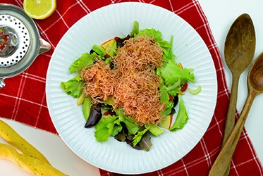 Insalata di carne con avocado, mela, sedano e bacche di Goji