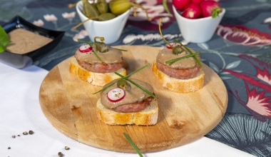 Crostini con mini hamburger in salsa tonnata ed erba cipollina