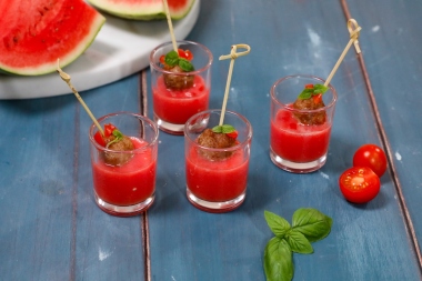 Gazpacho di anguria e pomodoro con polpettine di vitello