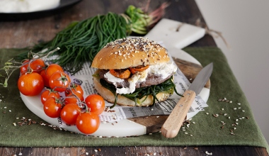 Panino con hamburger, agretti, burrata e pomodorini confit