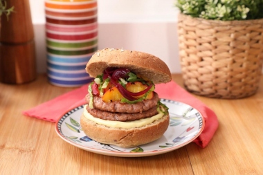 Hamburger con pesche grigliate e cipolla caramellata