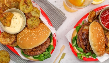 Hamburger con cipolla caramellata e chips di patate