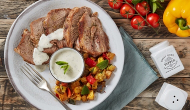 Arrosto freddo con salsa alla menta e verdure saltate