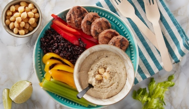 Riso nero, verdure, hummus e mini burger grigliati