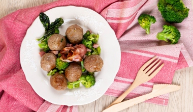 Polpette con broccoli e pancetta al miele