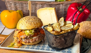 Cheeseburger alla piemontese con chips di topinambur