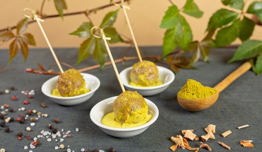 Spiedini di polpette con salsa al curry