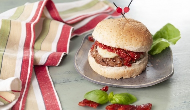 Hamburger con provola e crema di pomodori secchi