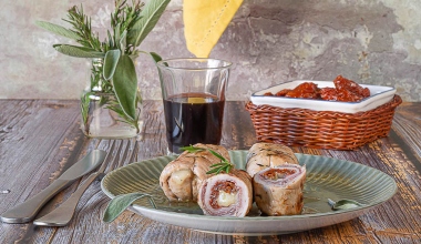 Involtini di vitello con speck pomodori secchi e Asiago