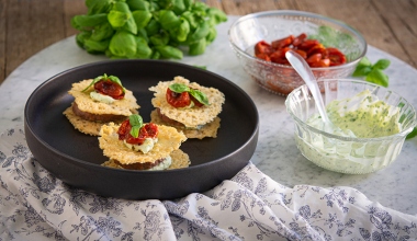 Mini Hamburger con cialde di parmigiano e datterini confit