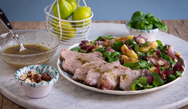 Arrosto con insalata di fichi, cipolle e nocciole al balsamico