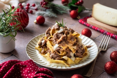 Pappardelle alla guancia di vitello brasata al Barolo su fonduta di Pecorino