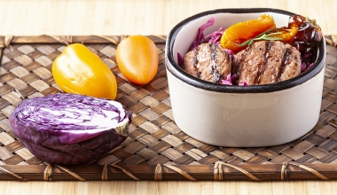 Poke invernale con cappuccio rosso, peperoni e mini hamburger