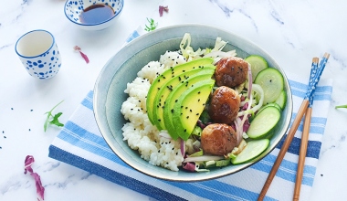 Poke bowl con polpette in salsa Teriaki