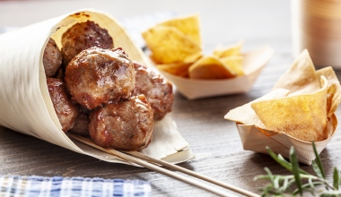 Polpette da passeggio con salsa agrodolce e chips