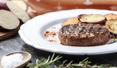 Spadellata di patate americane con hamburger alla paprika