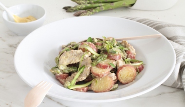 Straccetti di vitello con asparagi, patate e senape