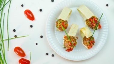 Finger food di polpette con crema di formaggio e pomodori