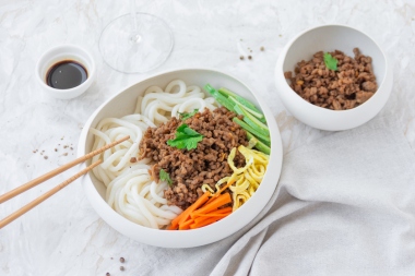 Zha jiang mian: noodles in salsa di fagioli neri