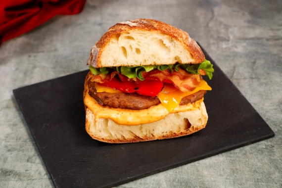 Ciabatta burger con salsa piccante