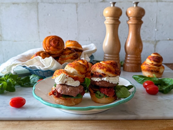 Panini al pomodoro e origano con mini burger di vitello