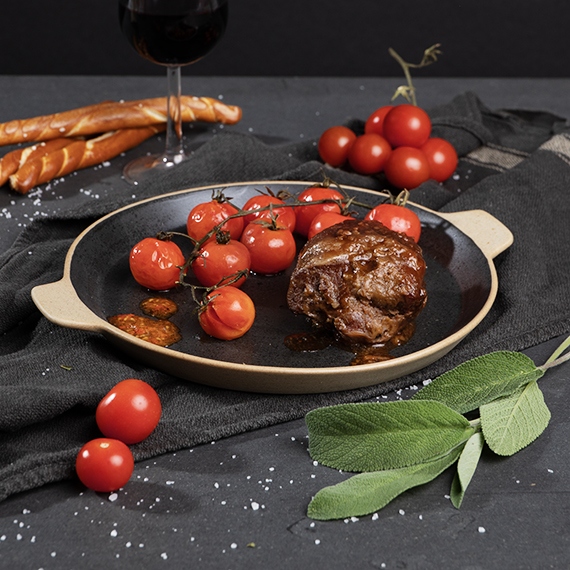 Guancia di vitello brasata al Barolo con pomodorini confit 