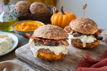 Hamburger con bun integrale, crema di zucca, gorgonzola, porcini e speck croccante