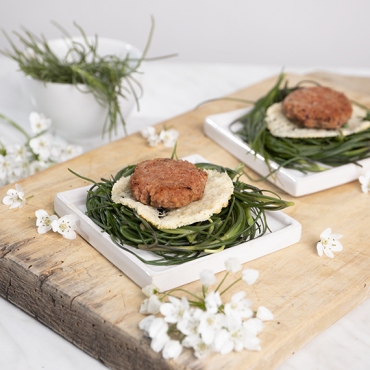 Nidi di agretti con mini burger e cialde di parmigiano