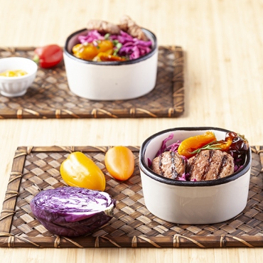 Poke invernale con cappuccio rosso, peperoni e mini hamburger