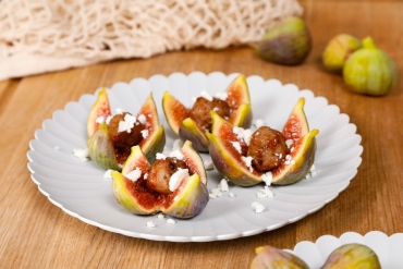 Fiori di fichi con polpettine di vitello, feta e miele